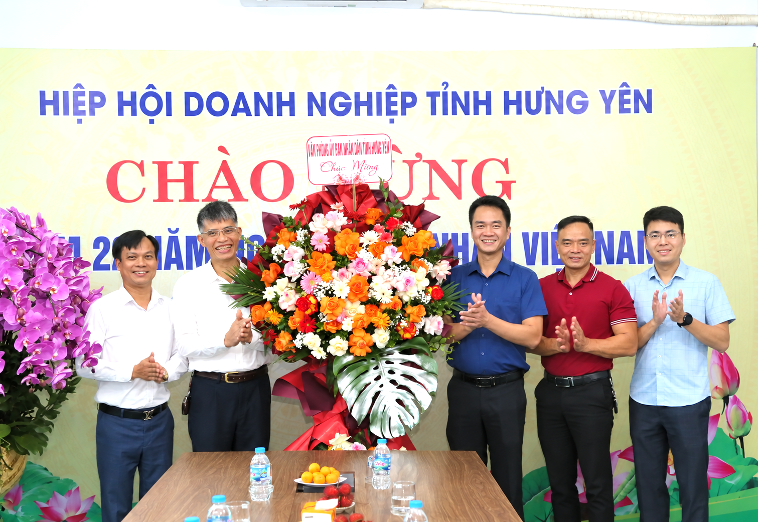 Lãnh đạo Văn phòng UBND tỉnh chúc mừng Hiệp hội Doanh nghiệp tỉnh nhân Ngày Doanh nhân Việt Nam